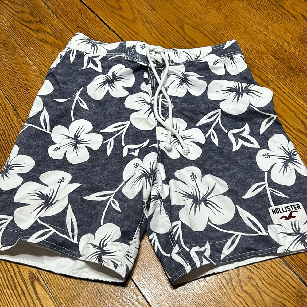 Hollister tropical hibiscus board shorts/swim trunks.Great condition. Size Large